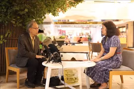 Thai scholar Kavi Chongkittavorn (L) in an interview with the Vietnam News Agency's resident correspondent in Bangkok. (Photo: VNA)
