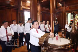 Politburo member and permanent member of the Party Central Committee’s Secretariat Tran Cam Tu offers incense in tribute to President Ho Chi Minh at the Kim Lien Special National Relic Site in Nghe An province on April 29. (Photo: VNA)