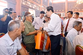 National Assembly Chairman Tran Thanh Man presents gifts to war invalids and revolution contributors in An Giang province on April 29. (Photo: VNA)