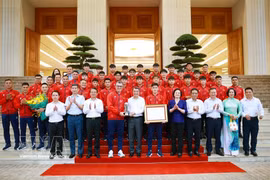 Prime Minister Le Minh Hung and members of Vietnam’s national U17 men’s football team pose for a group photo. (Photo: VNA)