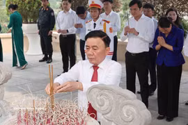 Politburo member and Permanent member of the Secretariat of the Communist Party of Vietnam Central Committee Tran Cam Tu offers incense at the grave of former Party General Secretary Tran Phu in Ha Tinh province on April 29. (Photo: VNA)