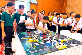 Primary school students in Can Tho city take part in an English-speaking robot programming competition. (Photo: VNA)