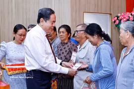 NA Chairman Tran Thanh Man presents gifts to policy beneficiary families and disadvantaged workers in the Mekong Delta province of An Giang on April 29. (Photo: VNA)