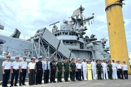 The Vietnamese and Indian delegations pose for a group photo next to destroyer INS Delhi at the welcome ceremony for the Indian Navy's Eastern Fleet, which is on a friendly visit to Da Nang. (Photo: VietnamPlus)