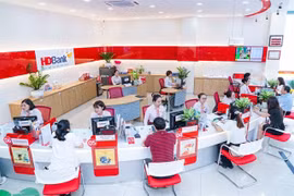 HDBank staff assist customers with transactions. — Photo courtesy of the bank