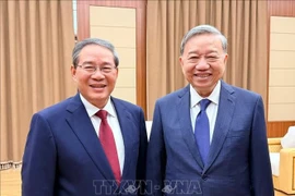 General Secretary of the Communist Party of Vietnam (CPV) Central Committee To Lam (right) meets with Chinese Premier Li Qiang, who is also a member of the Standing Committee of the Political Bureau of the Communist Party of China (CPC) Central Committee, in Pyongyang on October 9. (Photo: VNA)