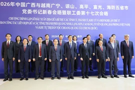 Leaders of five provinces and cities of Vietnam and China’s Guangxi Zhuang Autonomous Region pose for a group photo. (Photo: VNA)