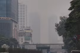 High-rise buildings on Nguyen Chi Thanh street in Hanoi are under a layer of fog (Photo: VNA)