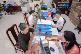 Phuc Loi ward in Hanoi has launched the “Digital Literacy for All” movement, forming support teams to help residents install applications such as iHanoi and eTax. (Photo: VNA)