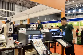 Many automated machines and equipment are displayed at the 23rd Vietnam International Printing and Packaging Industry Exhibition (VietnamPrintPack 2025) (Illustrative image. Source: VNA)