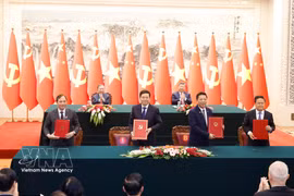 Officials sign cooperation documents in the presence of Party General Secretary and President of Vietnam To Lam, and his Chinese counterpart Xi Jinping on April 15, 2026. (Photo: VNA)