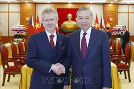 General Secretary of the Communist Party of Vietnam Central Committee To Lam (R) and visiting President of the Senate of the Parliament of the Czech Republic Milos Vystrcil in Hanoi on November 21. (Photo: VNA)