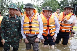 Party General Secretary To Lam (second, left) visits a flood-hit area in Khuong Pho Dong village, Quang Dien commune, Hue city. (Photo: VNA)