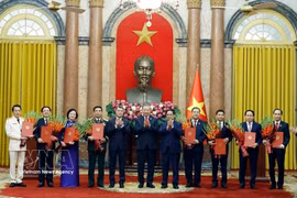 Party General Secretary and State President To Lam (centre) presents appointment decisions for members of the Government for the 2026–2031 term and former Prime Minister Pham Minh Chinh (fifth, right) offers flowers in congratulations (Photo: VNA)