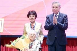 Party General Secretary To Lam presents the title of Hero of Labour to former Vice State President Nguyen Thi Binh on August 25, 2025. (Photo: VNA)