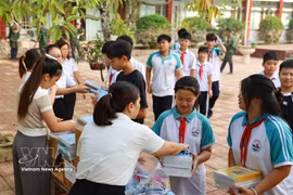 The Trung Vuong Secondary School in Phan Dinh Phung ward, Thai Nguyen province, distributes notebooks and pens to students whose supplies were lost due to flooding in October 2025. (Photo: VNA) 
