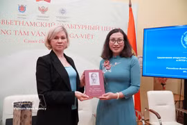 First Secretary of the Vietnamese Embassy in Russia Mai Nguyen Tuyet Hoa (right) presents valuable books to a representative of the Russia – Vietnam Cultural Centre at the Herzen State Pedagogical University of Russia (Photo: VNA)
