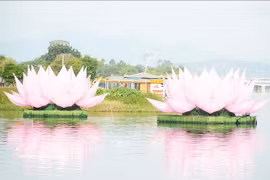 Two out of the seven giant lotus lanterns are placed on the Huong River to mark Vesak celebrations BE 2570 (Photo: VNA)