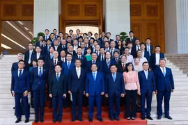 Prime Minister Pham Minh Chinh (centre, front) poses for a photo with Vietnamese officials and representatives of Japanese enterprises on August 12. (Photo: VNA)