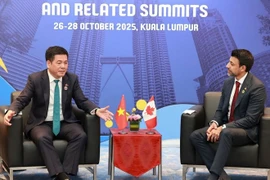 Minister of Industry and Trade Nguyen Hong Dien (left) meets with Canadian Minister of International Trade Maninder Sidhu on October 27, 2025 on the sidelines of the 47th ASEAN Summit in Kuala Lumpur, Malaysia (Photo: VNA)