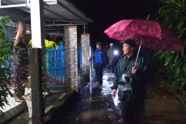 Vice Chairman of the People's Committee of Da Nang Tran Nam Hung inspects flood-hit areas in Tra My commune (Photo: VNA)
