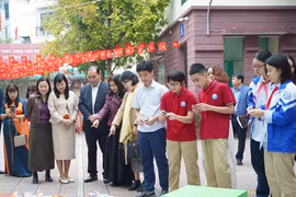 Students showcase STEM models, demonstrating practical applications of science and technology in the classroom. (Photo: VietnamPlus)