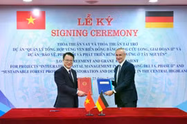 Deputy Minister of Finance Tran Quoc Phuong (left) and a representative of the German Reconstruction Bank (KfW) sign a loan agreement and a grant agreement for the two projects at a ceremony in Hanoi on July 23. (Photo: Ministry of Finance)