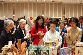 People visit the Vietnamese booth at the charity fair in Tokyo on April 23. (Photo: VNA)