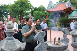 Prime Minister Pham Minh Chinh offers incense and flowers at the Temple of President Ho Chi Minh and fallen heroes in Dong Hoi ward. (Photo: VNA)