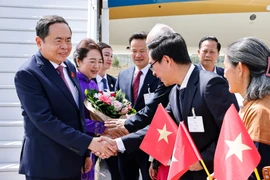 National Assembly Chairman Tran Thanh Man, his spouse Nguyen Thi Thanh Nga, and a high-ranking Vietnamese delegation are welcomed at Geneva international airport, Switzerland on July 27 afternoon (local time). (Photo: VNA)