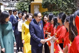 National Assembly Chairman Tran Thanh Man and his spouse, Nguyen Thi Thanh Nga, meet with staff of the Vietnamese Embassy and members of the Vietnamese community in Morocco on July 26 afternoon. (Photo: VNA)