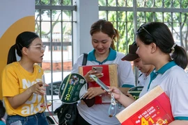 Job seekers look for employment opportunities at the “Supporting Workers 2025” programme organised by the Ho Chi Minh City Youth Employment Service Centre. (Photo: VNA)