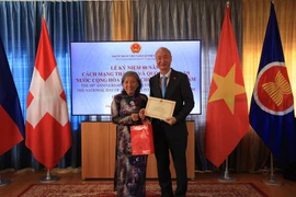 Ambassador Phung The Long (R) and Ngoc Dung Moser, General Secretary of the Vietnamese People Association in Switzerland, at the event. (Photo: VNA)