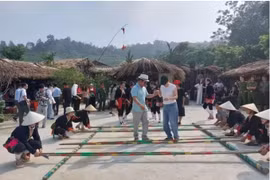 Tourists perform the bamboo dance at the Mien Village community tourism site in Ba Vi, Hanoi. (Photo: VNA)