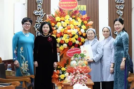Nguyen Thi Tuyen, Vice President of the Vietnam Fatherland Front (VFF) Central Committee (second, left) visits the Sainte Paul of Chartres (SPC) nuns at the Sainte Marie institute in Hanoi on December 18 to extend Christmas greetings. (Photo: https://phunuvietnam.vn/)
