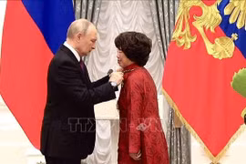 Russian President Vladimir Putin presents the Order of Friendship to Thai Huong, Chairwoman of the Strategy Council of the Vietnamese dairy giant TH Group, in Moscow on November 4 (Photo: VNA)