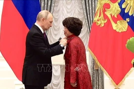Russian President Vladimir Putin presents the Order of Friendship to Thai Huong, Chairwoman of the Strategy Council of the Vietnamese dairy giant TH Group, in Moscow on November 4 (Photo: VNA)