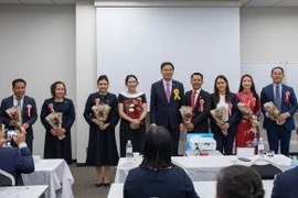 Vietnamese Ambassador to Japan Pham Quang Hieu (centre) presents flowers to congratulate the new Executive Board of the Vietnam Business Association in Japan. (Photo: VNA)