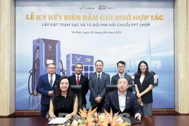 FPT Retail signs a memorandum of understanding with V-Green JSC on August 26, 2025. (Photo: VNA)