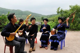 Artisan Luc Van Tich and members of the Then singing club in Son Hai commune, Bac Ninh province (Photo: VNA)