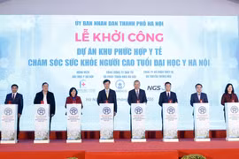 Party General Secretary To Lam (fourth, right) and delegates press the buttons to launch the construction of the Hanoi Medical University Elderly Health Care - Medical Complex in Hanoi on January 17 (Photo: VNA)