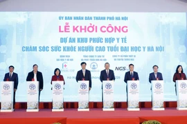 Party General Secretary To Lam (fourth, right) and delegates press the buttons to launch the construction of the Hanoi Medical University Elderly Health Care - Medical Complex in Hanoi on January 17 (Photo: VNA)