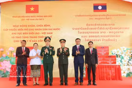 Deputy Prime Minister and Minister of National Defence General Phan Van Giang (3rd from left) and his Lao counterpart General Khamliang Outhakaysone (4th from left) in an activity held on July 9, 2026 as part of the third Vietnam – Laos Border Defence Friendship Exchange. (Photo: VNA)