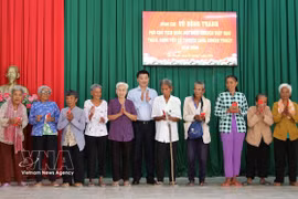 Vice Chairman of the National Assembly Vu Hong Thanh (sixth, left) hands over gifts to disadvantaged Khmer people in Tan Thanh commune, Can Tho city (Photo: VNA)