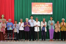 Vice Chairman of the National Assembly Vu Hong Thanh (sixth, left) hands over gifts to disadvantaged Khmer people in Tan Thanh commune, Can Tho city (Photo: VNA)