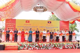 Delegates cut the ribbons to inaugurate and hand over the restoration and renovation project of the President Ho Chi Minh Historical Site in Savannakhet (Photo: VNA)