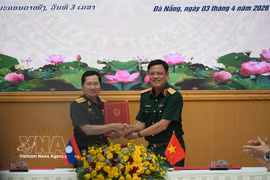 Sen. Lieut. Gen. Nguyen Truong Thang, Deputy Minister of National Defence of Vietnam (right) and Sen. Lieut. Gen. Saichay Kommasith, Deputy Minister of National Defence and Chief of the General Staff of the Lao People’s Army exchange the minutes of the dialogue. (Photo: VNA)