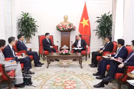 Minister of Foreign Affairs Le Hoai Trung (right) receives First Vice Minister of Foreign Affairs of the Republic of Korea (RoK) Park Yoon-joo in Hanoi on April 3. (Photo published by VNA)