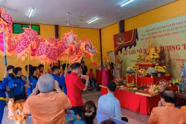 Vietnamese people in Thailand's Udon Thani province offer incense to commemorate the Hung Kings at the ceremony on April 21. (Photo: VNA)
