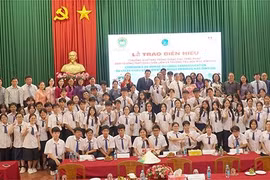 Delegates and students pose for a commemorative photo. (Photo: baocantho.com.vn)